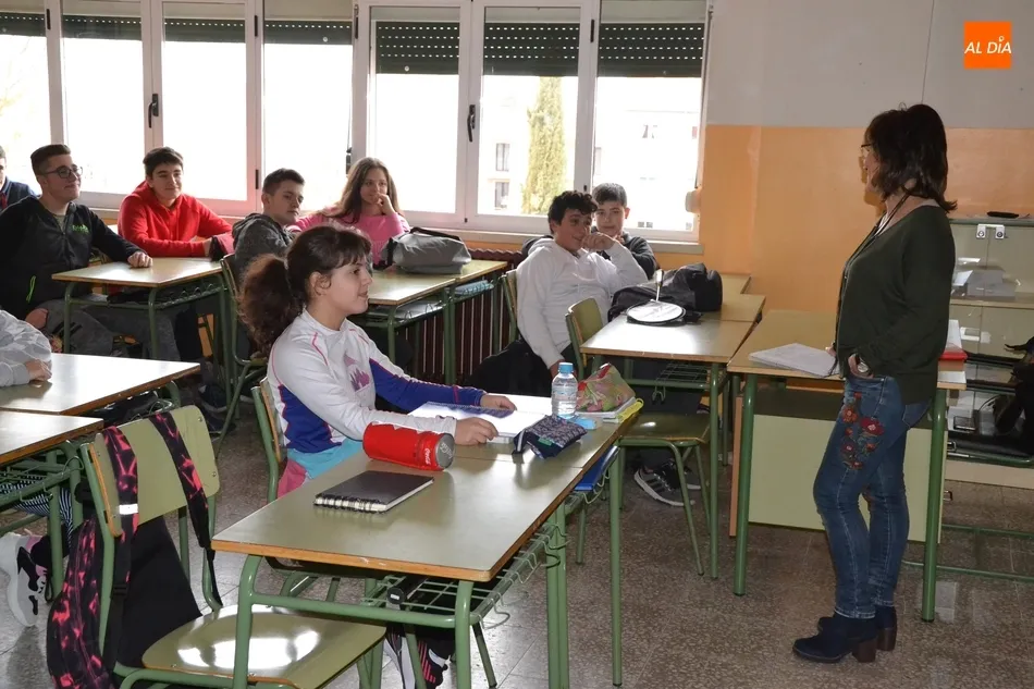 Foto 2 - ARCIU imparte charlas de concienciaci&oacute;n a alumnos del IES Fray Diego Tadeo  