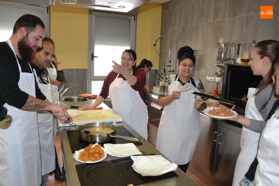Foto 3 - Doce j&oacute;venes participan en un taller de cocina promovido por Cruz Roja  