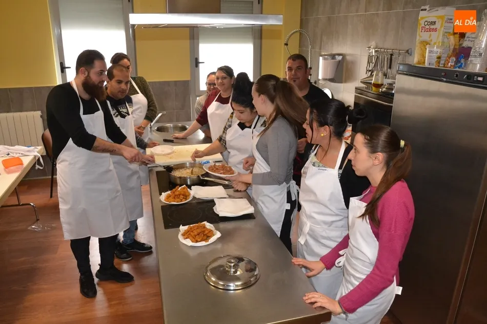 Foto 5 - Doce j&oacute;venes participan en un taller de cocina promovido por Cruz Roja  