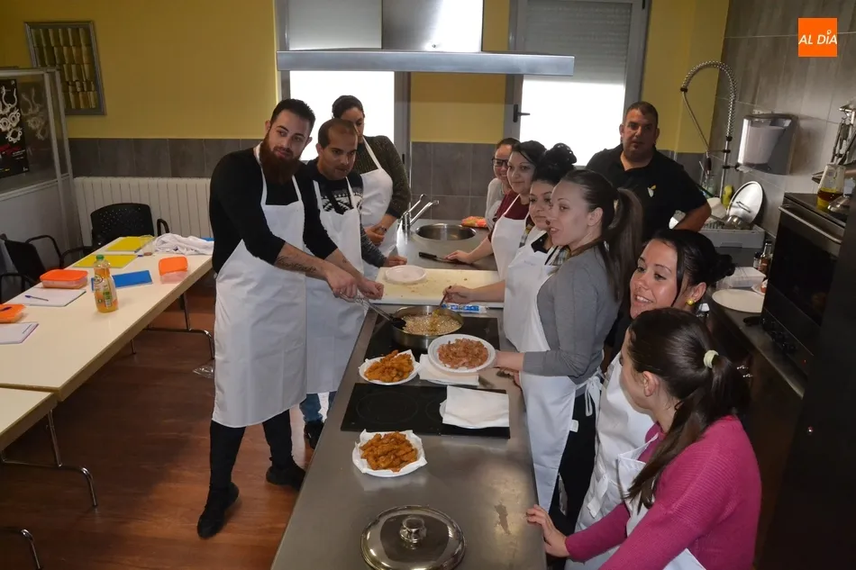 Foto 4 - Doce j&oacute;venes participan en un taller de cocina promovido por Cruz Roja  