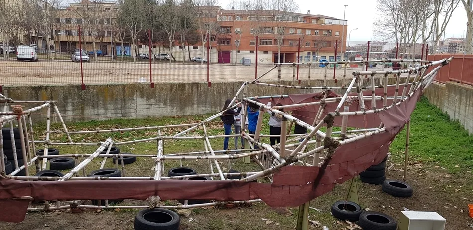 La nave del IES Venancio Blanco inspirada en Magallanes va tomando forma
