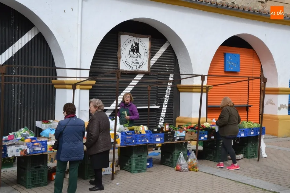 El mercado de los martes, con toques carnavaleros  