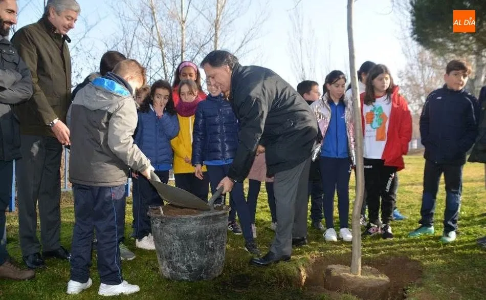 El alcalde de Salamanca, Carlos García Carbayo, junto a escolares del colegio Maristas en la plantación realizad en Salas Bajas. Foto de Lydia González