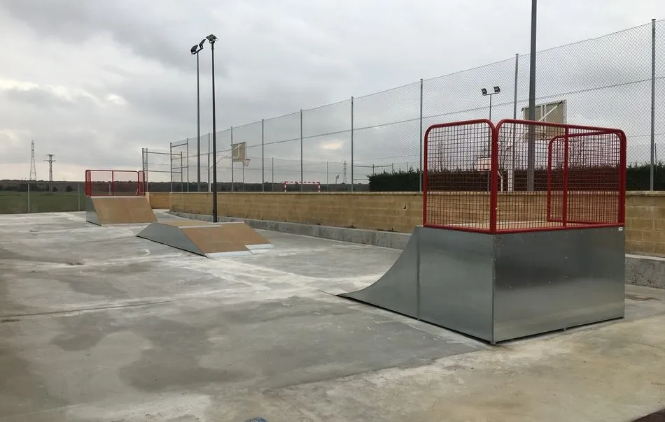 Foto 2 - Castellanos de Moriscos incrementa su zona deportiva con la apertura del nuevo Skate-Park  