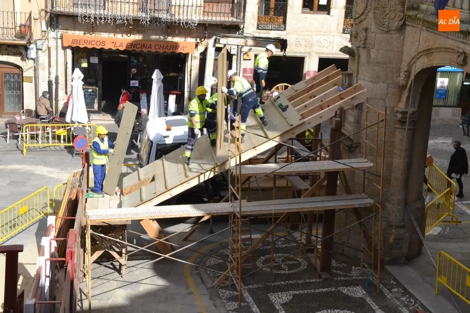 Foto 9 - Levantado el primer tablao de la Plaza Mayor  