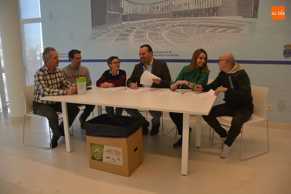 Foto 11 - El Ayuntamiento de Santa Marta, comerciantes y Porsiete lanzan una nueva campa&ntilde;a de reciclaje  
