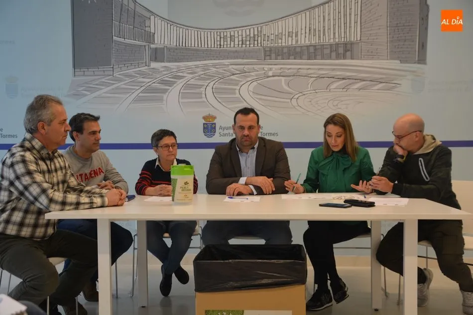 Foto 4 - El Ayuntamiento de Santa Marta, comerciantes y Porsiete lanzan una nueva campa&ntilde;a de reciclaje  