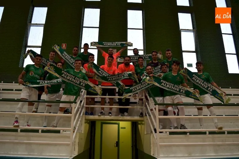 Jugadores del Piensos Durán Albense animan en la grada / Pedro Zaballos