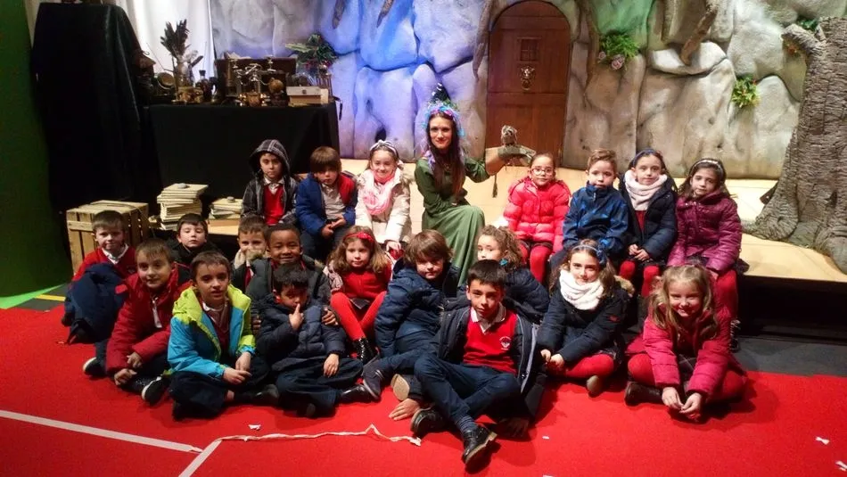 Los alumnos del Colegio Padres Trinitarios posan con los protagonistas de la sesión teatral