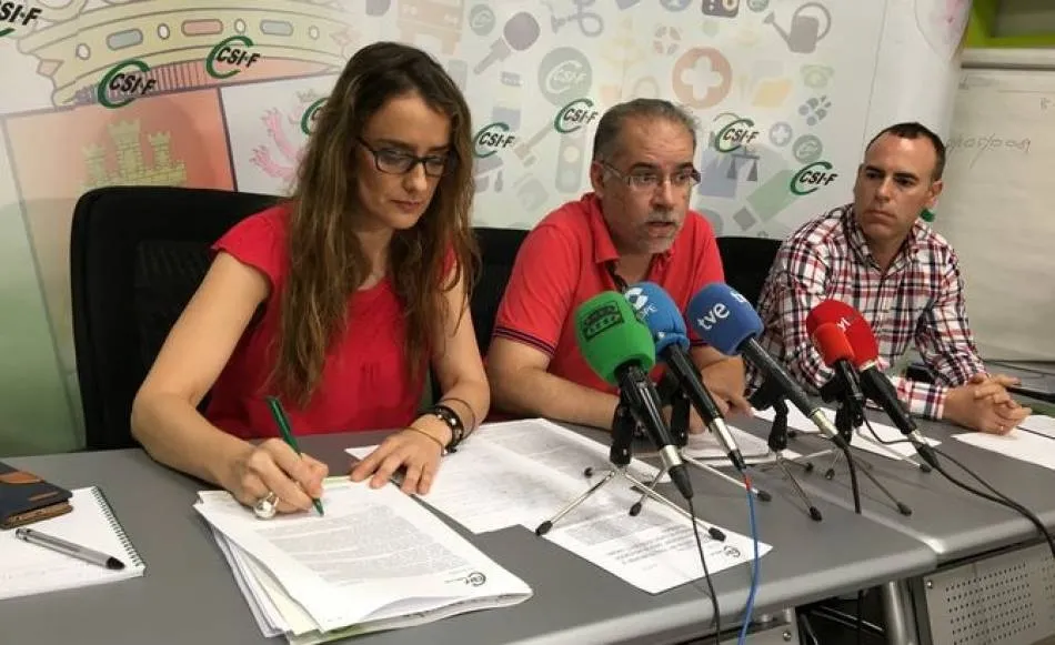 A la izquierda, La responsable del sector de Educación en CSIF Castilla y León, Isabel Madruga