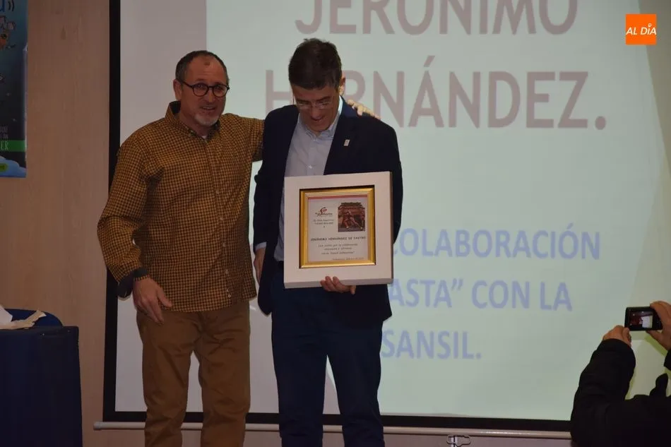 Foto 8 - El Club Deportivo Padre Basab&eacute; hace entrega del XI Chip Solidario