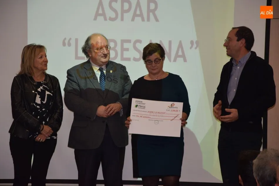 Foto 3 - El Club Deportivo Padre Basab&eacute; hace entrega del XI Chip Solidario