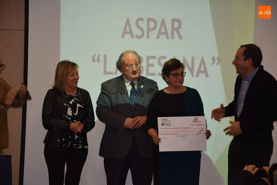 Foto 2 - El Club Deportivo Padre Basab&eacute; hace entrega del XI Chip Solidario