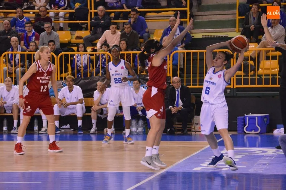 Silvia Domínguez intenta pasar el balón a una compañera / Lydia González