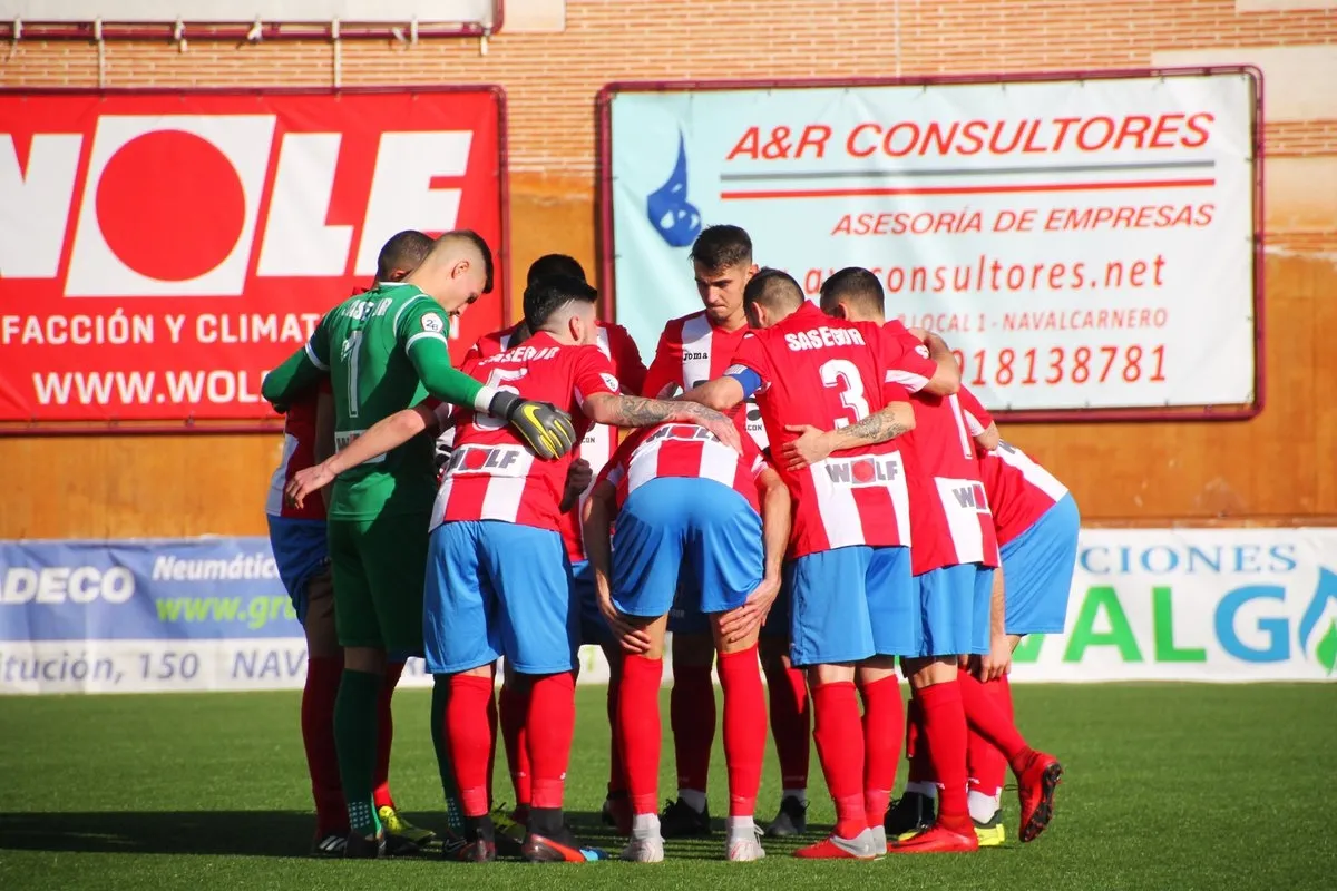 Jugadores del Navalcarnero en una arenga / Navalcarnero Twitter