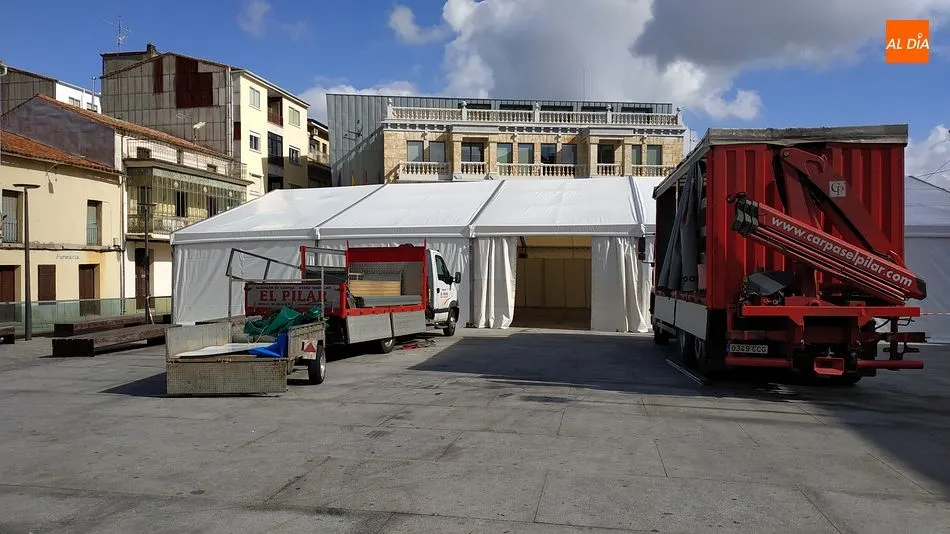 La carpa municipal ya ocupa la Plaza Mayor de Guijuelo para albergar la feria de la matanza y el...
