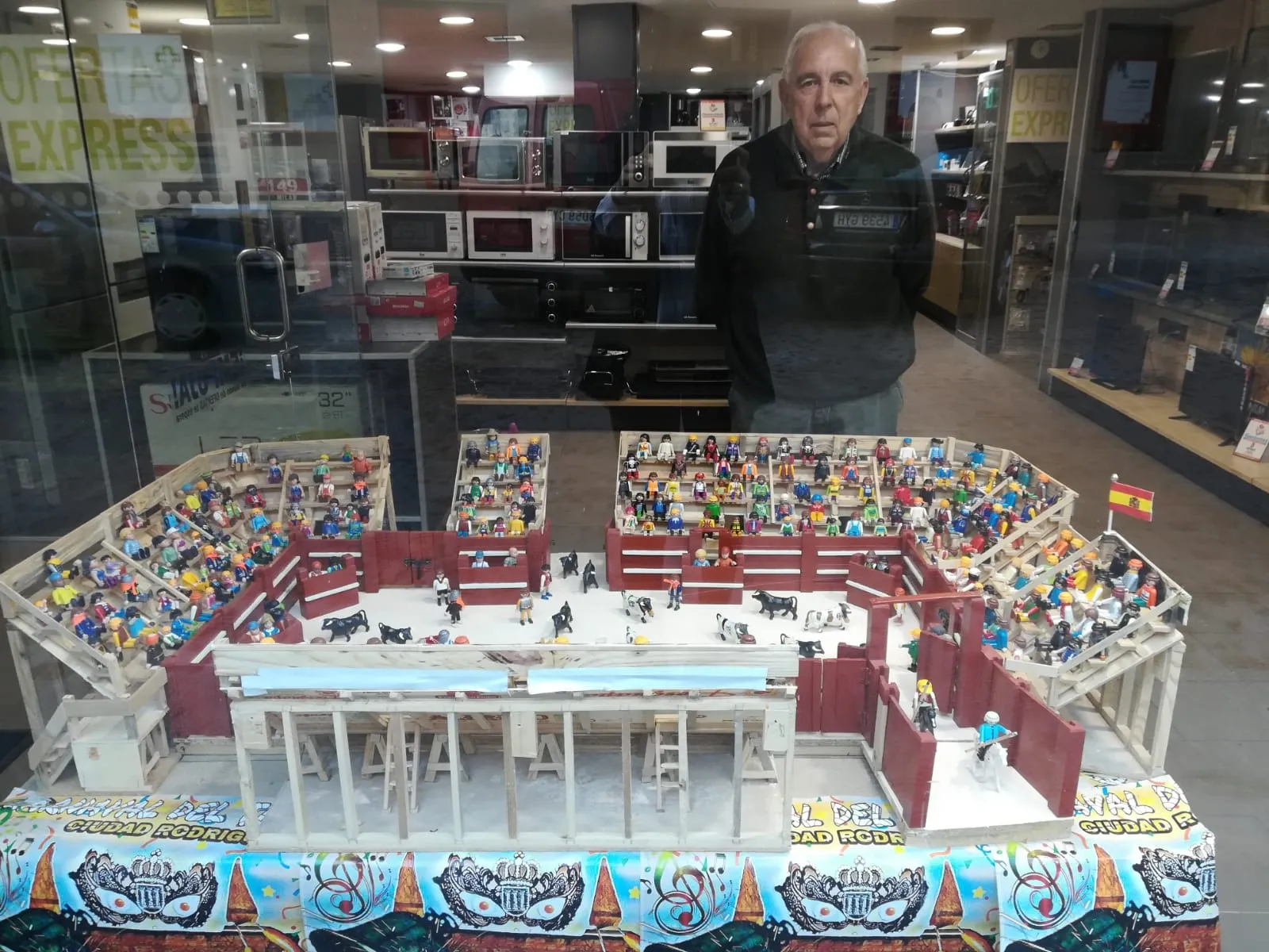 Foto 3 - Francisco Ramos expone su maqueta del coso taurino con m&aacute;s de 250 mu&ntilde;ecos de Playmobil  