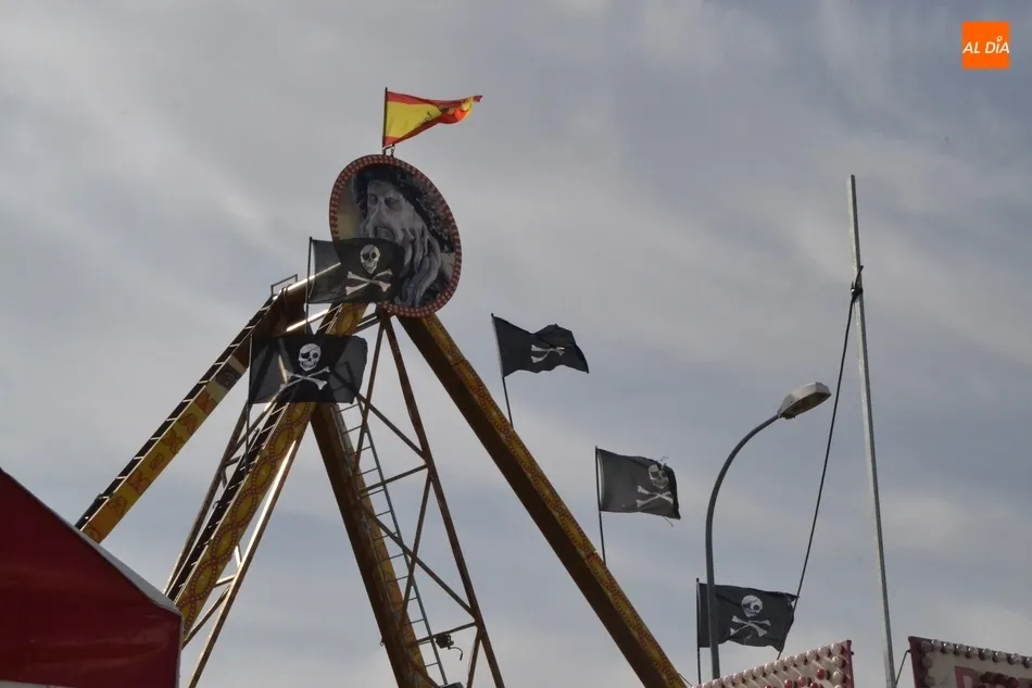 Foto 5 - Una bandera de Espa&ntilde;a con toro incluido pasa a &lsquo;presidir&rsquo; la zona de ferias  