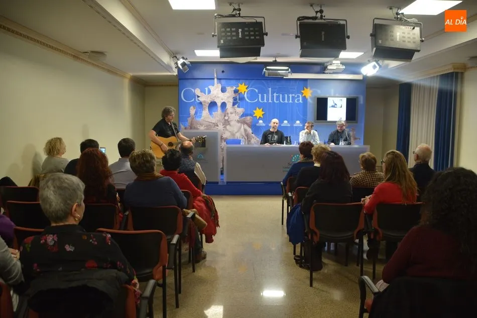 Foto 2 - Gran acogida de la novela &lsquo;Ll&aacute;mame Yesi&rsquo; de &Oacute;scar Gavil&aacute;n en el Teatro Liceo  