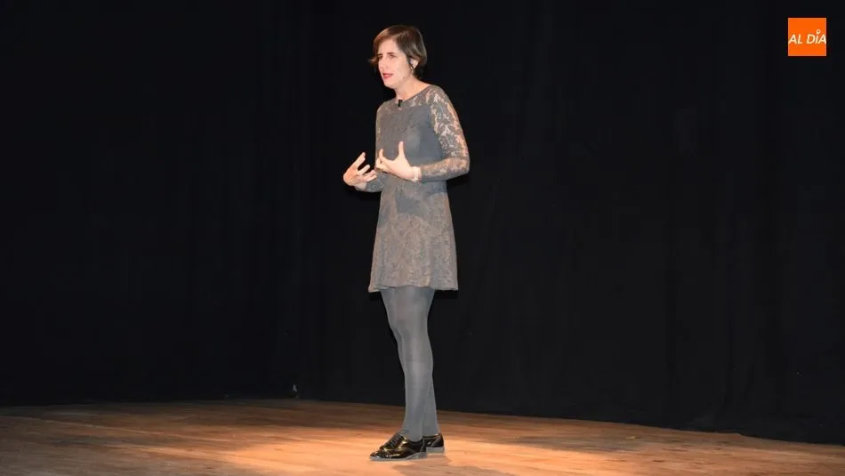 Tania Muñoz, durante su actuación en la Biblioteca Torrente Ballester. Foto: Eva Fernández