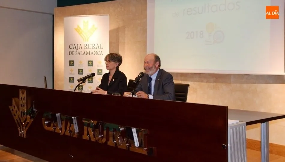 La directora general de Caja Rural Salamanca y el presidente de la entidad. Fotos: Eva Fernández