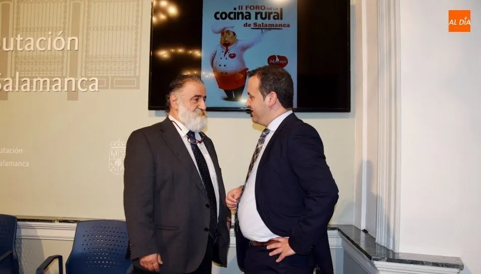 El periodista Javier Pérez Andrés y el diputado de Turismo, Javier García. Foto de Eva Fernández