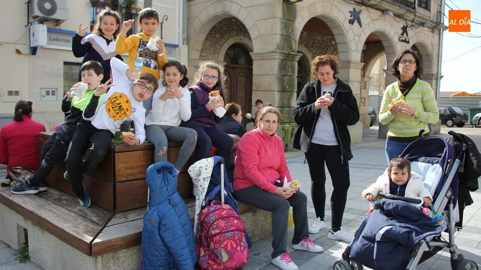 La Plaza de España se convirtió en el lugar preferido para comer el bocadillo /  MARIBEL SÁNCHEZ