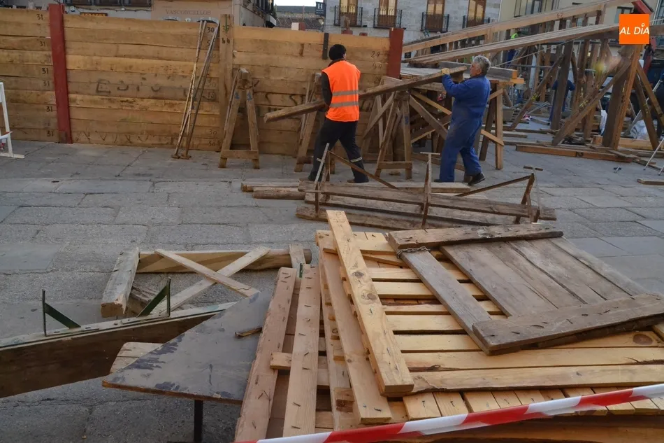 Foto 6 - En marcha el gran espect&aacute;culo de la construcci&oacute;n de los tablaos  