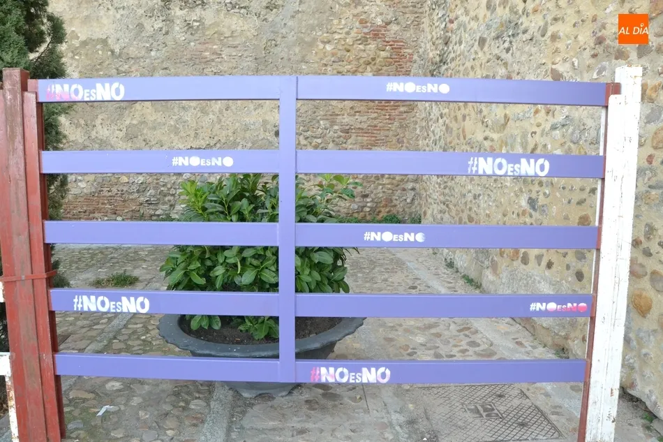 Foto 3 - Rematadas las nuevas agujas moradas del Carnaval  