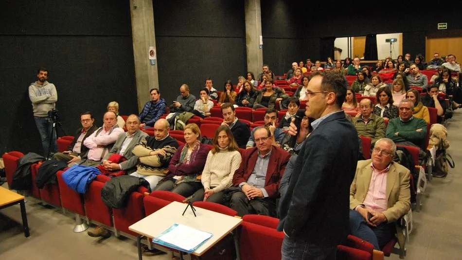 La conferencia fue impartida por  impartida por Jesús Niño Triviño, psicólogo infantil y orientador