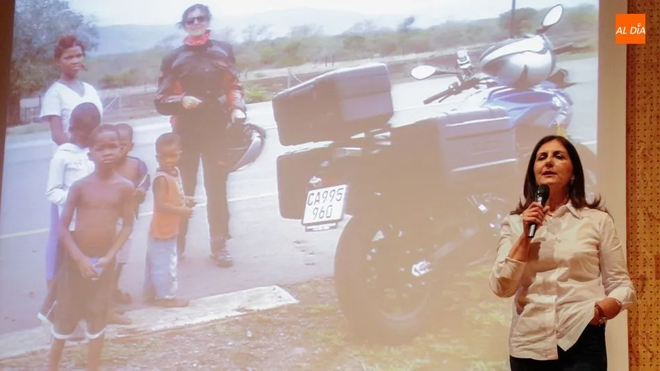 Conchi Cosme comenta las imágenes del audiovisula proyectado en en la tertulia Trotaviernes. Foto: Elena López