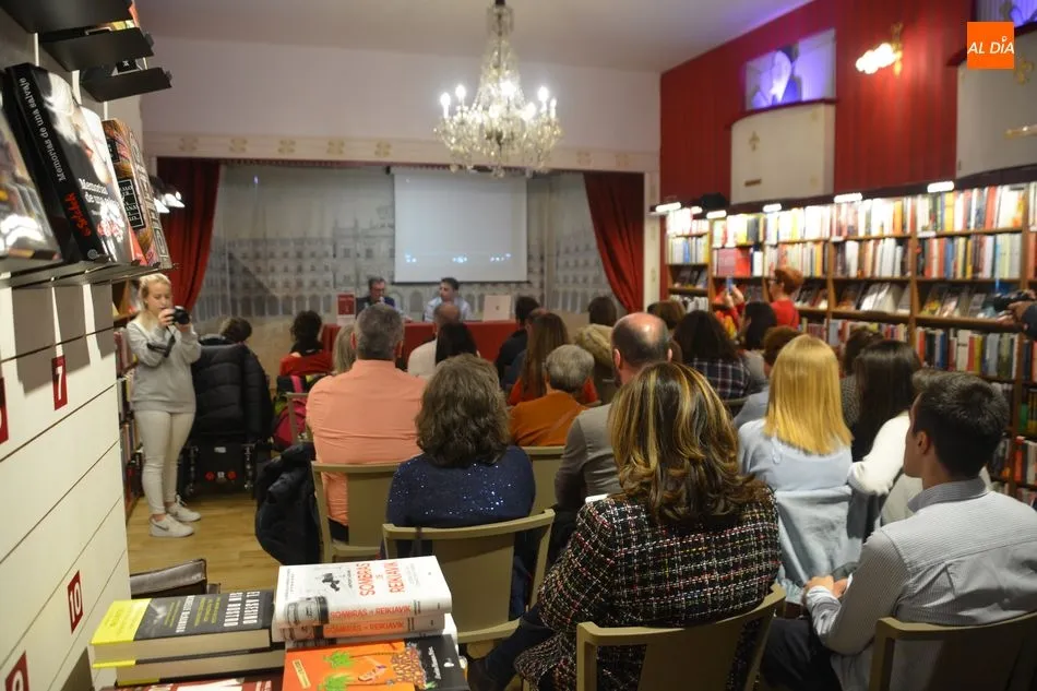 Foto 3 - El salmantino Rub&eacute;n Juy presenta su primera novela &lsquo;Almas de plata&rsquo; en la librer&iacute;a Santos...