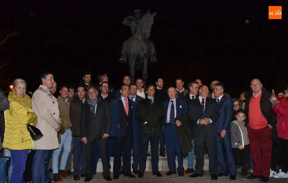 El Juli proclama su devoción por el mundo de la garrocha ante un Teatro Nuevo abarrotado  