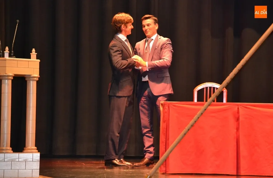 Foto 9 - El Juli proclama su devoci&oacute;n por el mundo de la garrocha ante un Teatro Nuevo abarrotado  