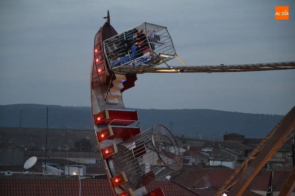 Los coches chocones, la atracción más concurrida en la primera gran tarde en las ferias  