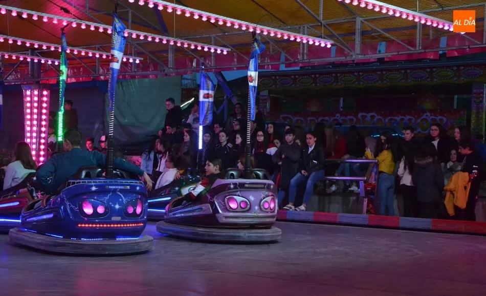 Foto 9 - Los coches chocones, la atracci&oacute;n m&aacute;s concurrida en la primera gran tarde en las ferias  