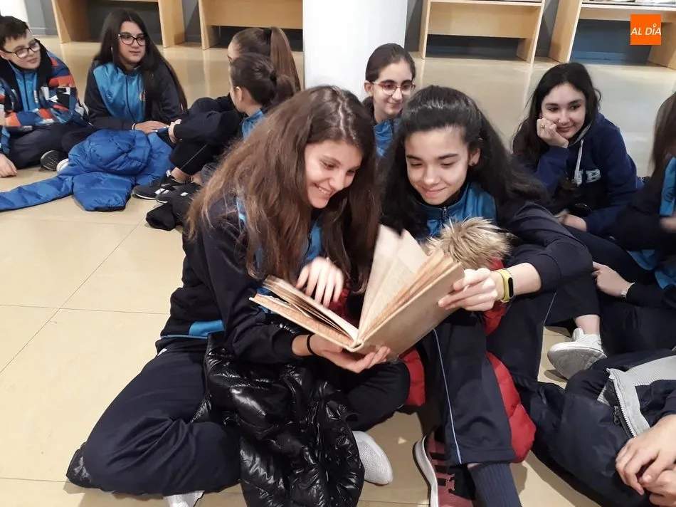 Foto 11 - Los alumnos del Colegio San Juan Bosco visitan la Biblioteca Torrente Ballester