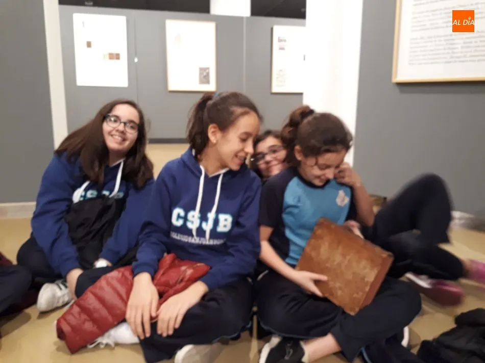 Foto 10 - Los alumnos del Colegio San Juan Bosco visitan la Biblioteca Torrente Ballester