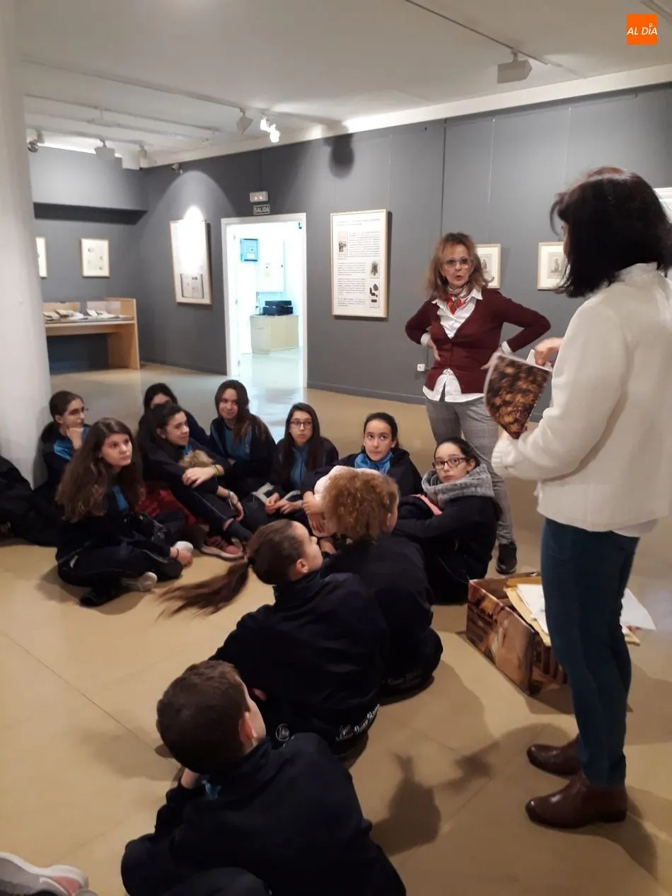 Foto 3 - Los alumnos del Colegio San Juan Bosco visitan la Biblioteca Torrente Ballester
