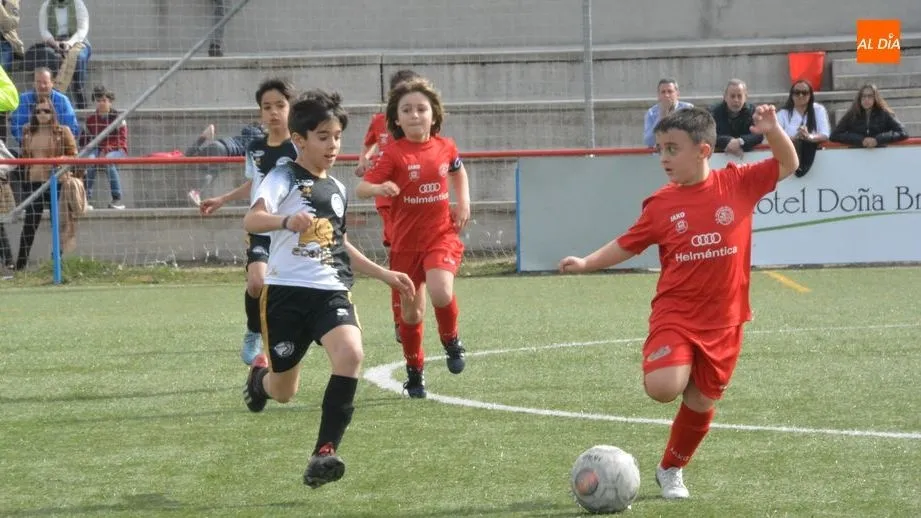 Uno de los partidos de fútbol base disputados esta mañana / Lydia González