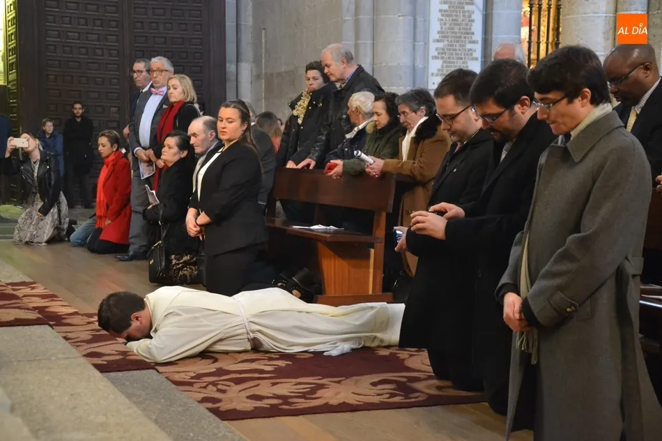 Familia, amigos y compañeros arropan a Efraín Peinado en su Ordenación Sacerdotal  
