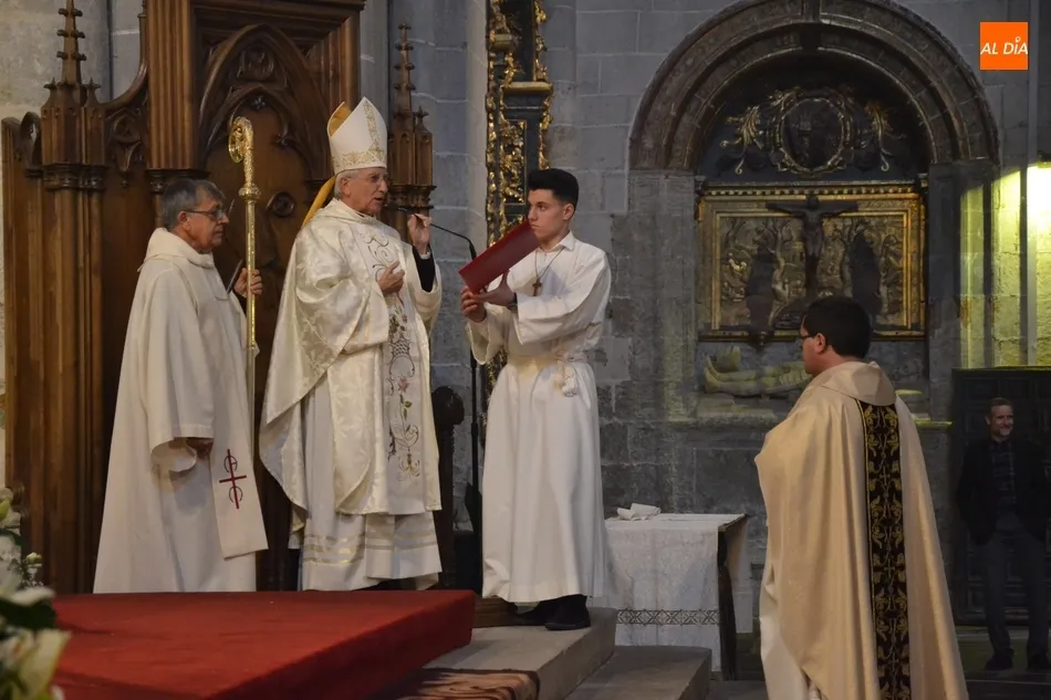 Foto 7 - Familia, amigos y compa&ntilde;eros arropan a Efra&iacute;n Peinado en su Ordenaci&oacute;n Sacerdotal  