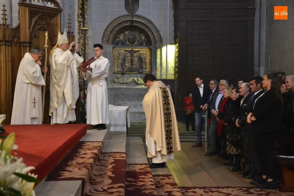 Foto 6 - Familia, amigos y compa&ntilde;eros arropan a Efra&iacute;n Peinado en su Ordenaci&oacute;n Sacerdotal  