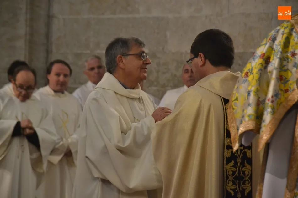 Foto 5 - Familia, amigos y compa&ntilde;eros arropan a Efra&iacute;n Peinado en su Ordenaci&oacute;n Sacerdotal  