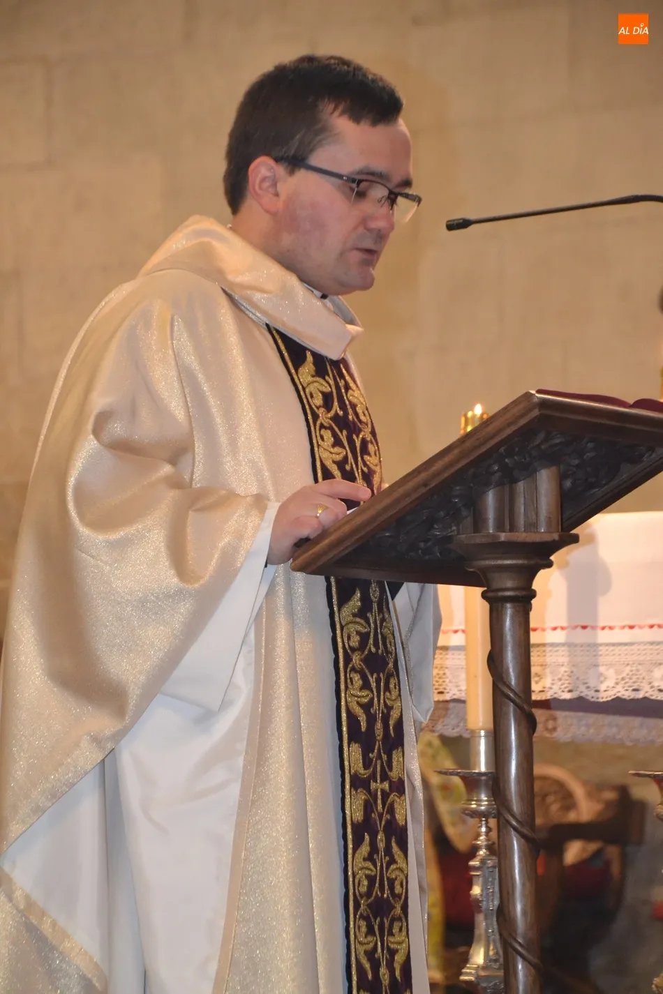 Foto 8 - Familia, amigos y compa&ntilde;eros arropan a Efra&iacute;n Peinado en su Ordenaci&oacute;n Sacerdotal  