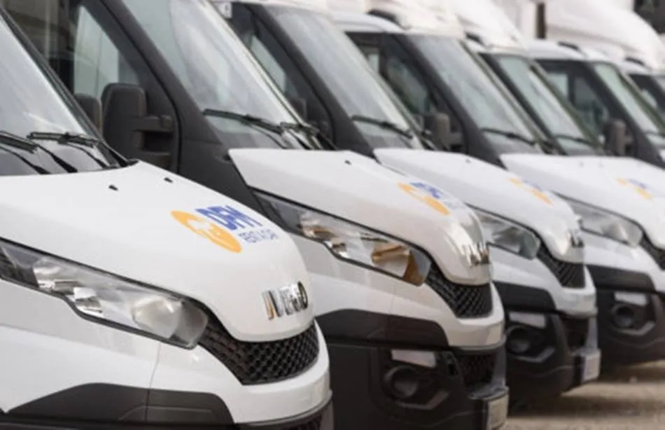 Vehículos comerciales aparcados