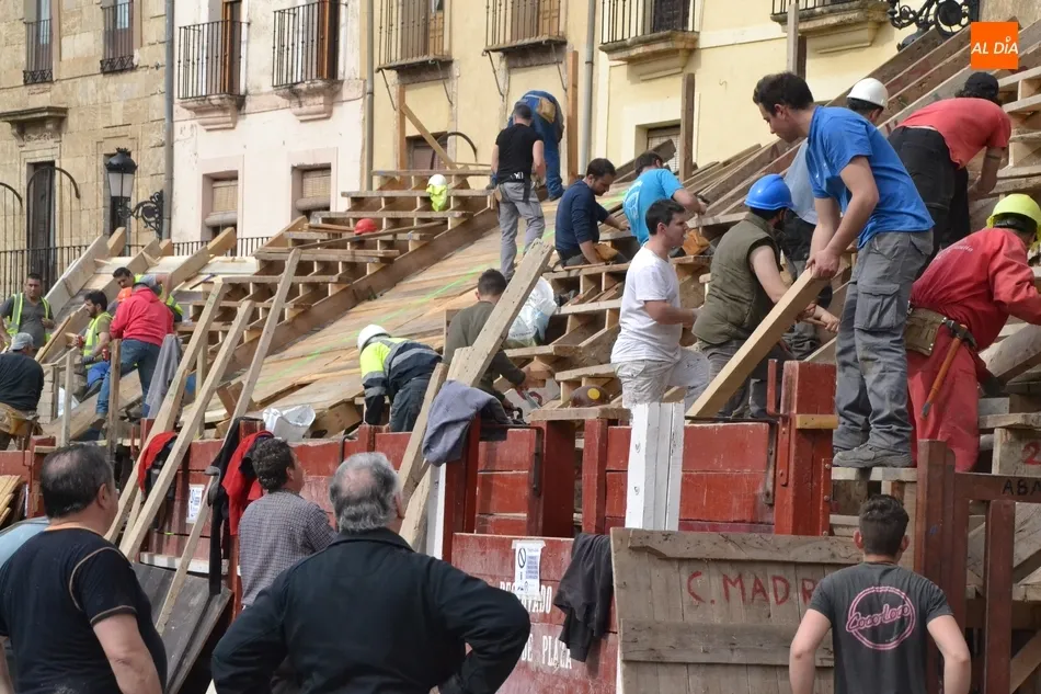 El coso taurino va tomando forma a un ritmo frenético  