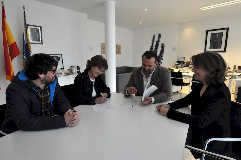 Momento de la firma del convenio con Asprodes