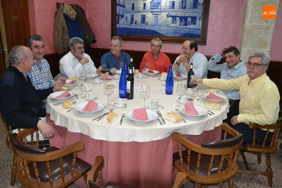 La Peña El Rincón reúne a 120 comensales para degustar su tradicional cocido precarnavalero  