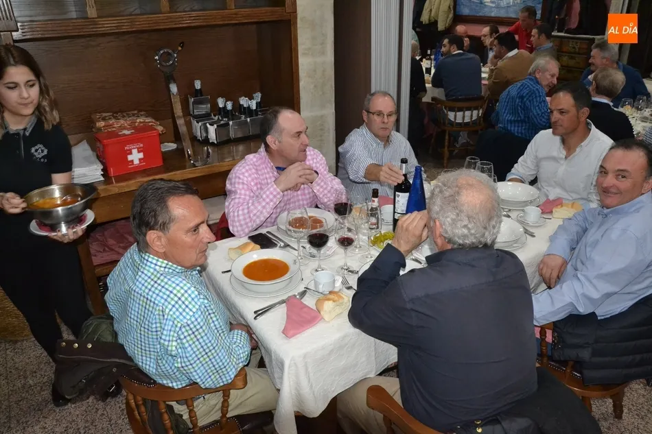 Foto 8 - La Pe&ntilde;a El Rinc&oacute;n re&uacute;ne a 120 comensales para degustar su tradicional cocido precarnavalero  